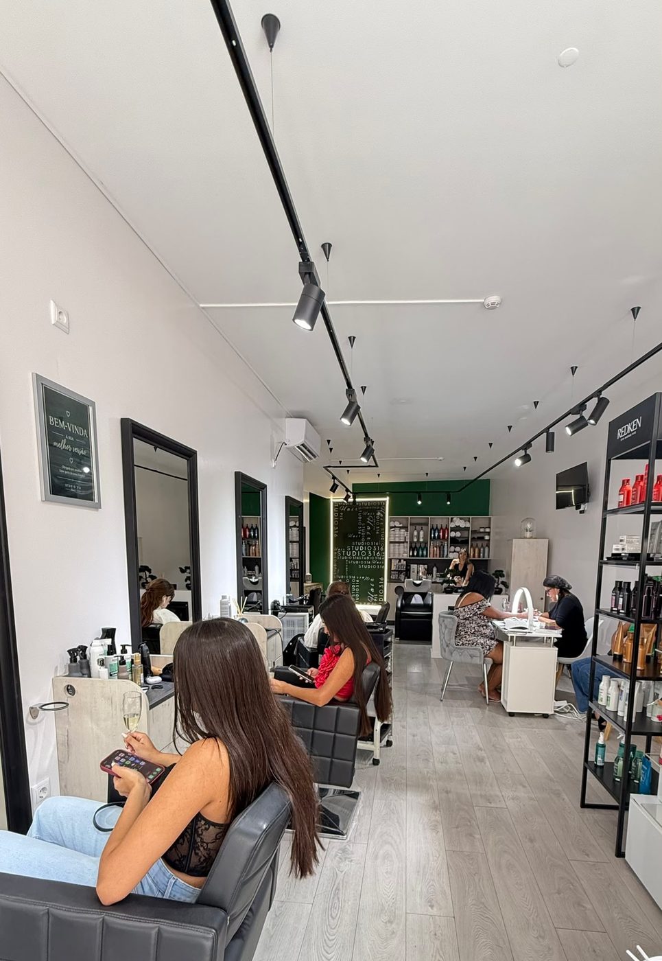 Sala do Studio 316 Aveiro com parede verde assinada e zona de lavagem