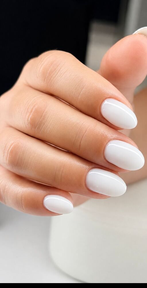 Unhas em gel brancas, formato amendoado