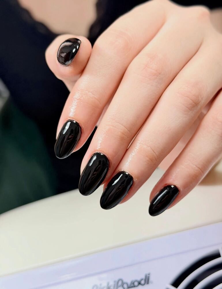 Unhas pretas brilhantes, acabamento espelhado