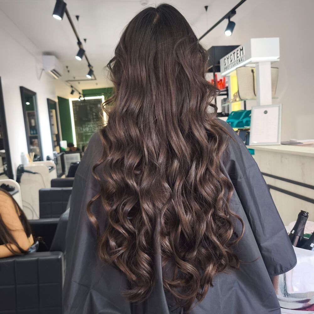 Ondas largas em cabelo castanho comprido