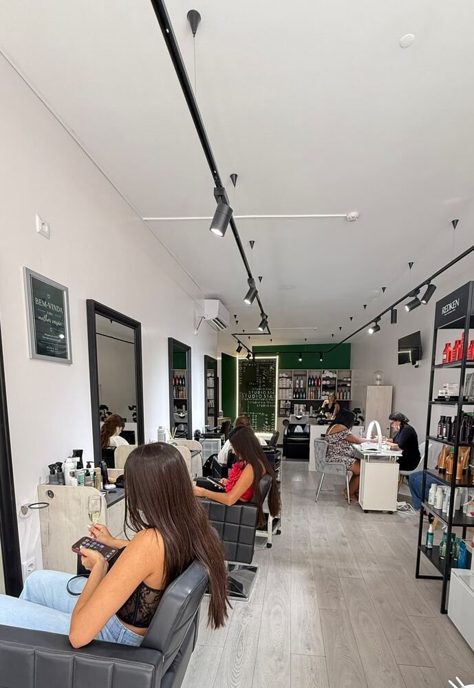 Sala do salão com clientes em atendimento