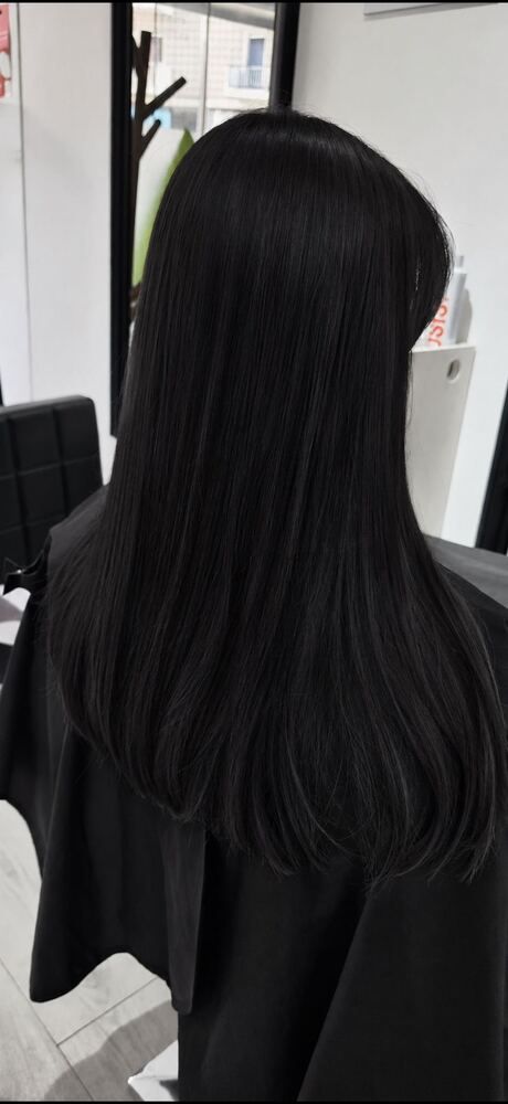 Cabelo preto liso e comprido, com brilho
