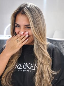 Cliente sorridente com loiro iluminado
