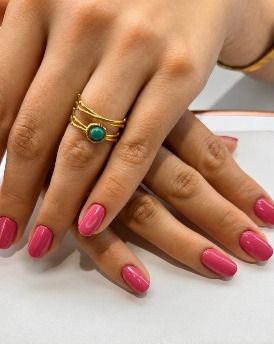 Manicure em rosa com anel dourado