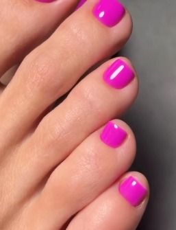 Pedicure em rosa vibrante